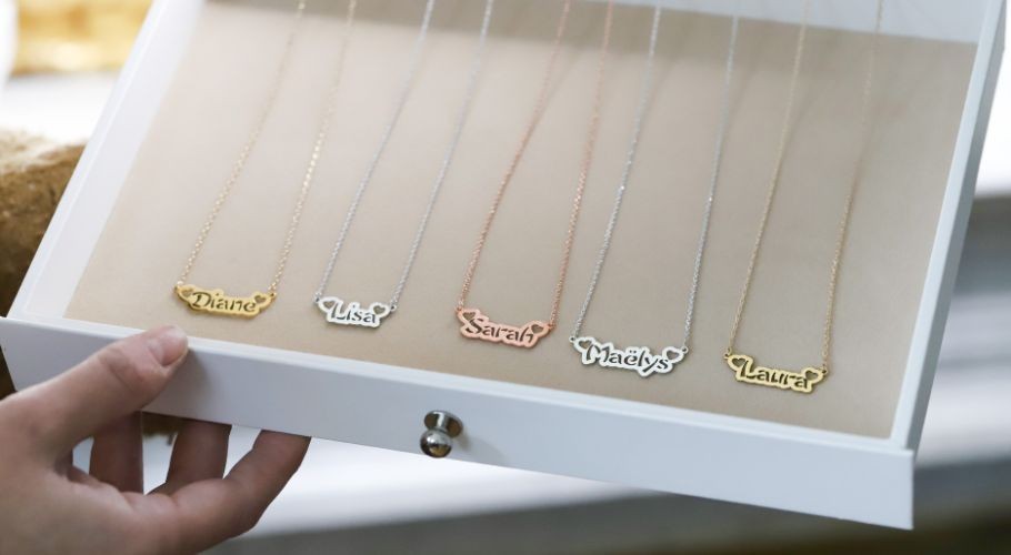 Entretien des bijoux personnalisés : nos conseils pour les préserver Entretien des bijoux personnalisés : nos conseils pour les préserver